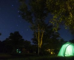 夜のキャンプ場とテント