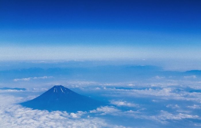 上空から雪解けの富士山
